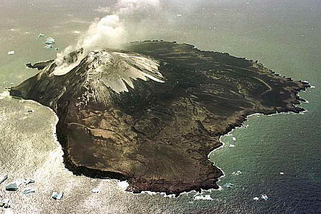Foto aérea de la isla Zavodovski, la más septentrional de las Sandwich del Sur - Fuente: John Smellie