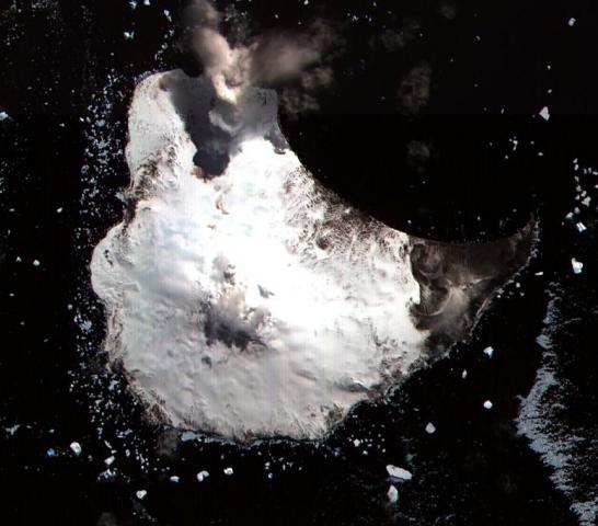Foto satelital de la isla Saunders (Sandwich del Sur) - Fuente: NASA - Advanced Spaceborne Thermal Emission and Reflection Radiometer (ASTER)