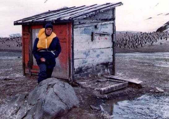 Foto de H. Brumatti en el refugio Esquivel (Isla Morrell) - Fuente: Humberto Brumatti