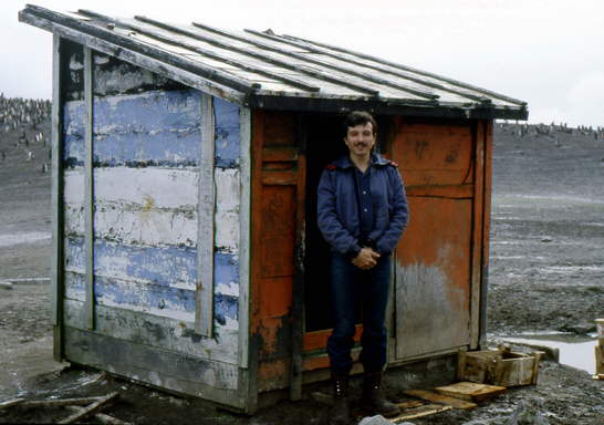 Foto de Court Lucero en el refugio argentino "Teniente Esquivel" (Islas Sandwich del Sur) - Fuente: Carlos Court Lucero