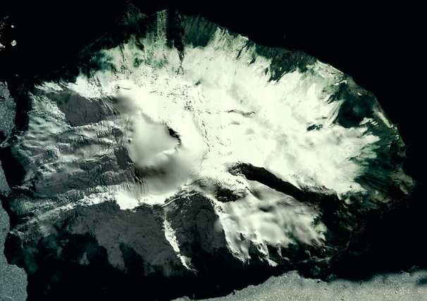 Foto satelital de la isla Visokoi, la más austral del grupo Marqués de Traverse - Fuente: B.A.S.