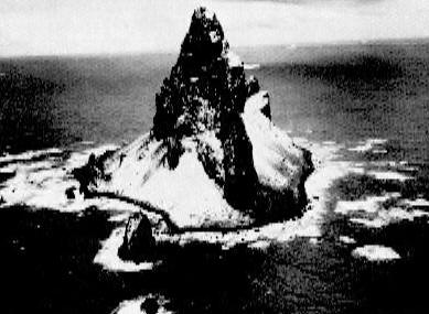 Imagen de la roca Freezland, al oeste de la isla Blanco (Sandwich del Sur) - Fuente: M. W. Holdgate
