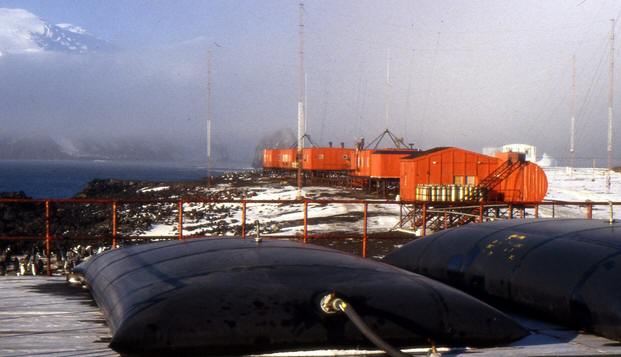 La base "Corbeta Uruguay" vista desde la plataforma de pillow tanks (Islas Sandwich del Sur)- Fuente: Carlos Court Lucero